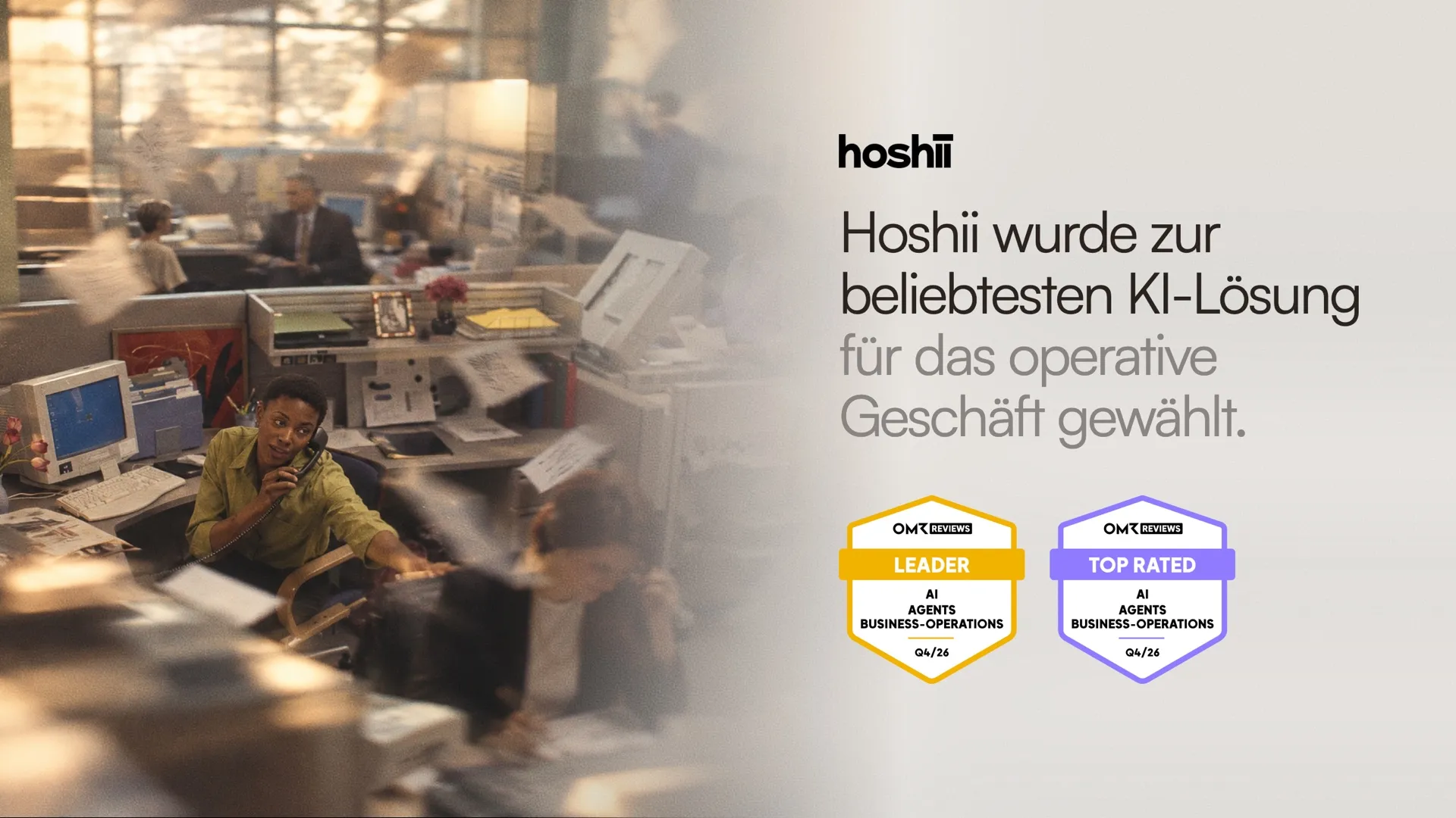 Hoshii wurde zur beliebtesten KI-Lösung für das operative Geschäft gewählt. Daneben die OMR-Badges Leader und Top Rated Q4/26 und ein Innendienst bei der Arbeit.